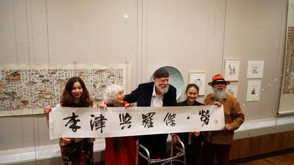 Li Jin and Roger Law (middle) with family, together with invited curator Yi Chen (Second from the right), unveiling the exhibition 李津与罗杰·劳（中）及家人，特邀策展人陈谊（右二）携手开启展览大幕